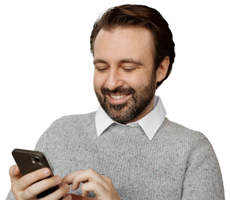 Homem sorrindo olhando o celular